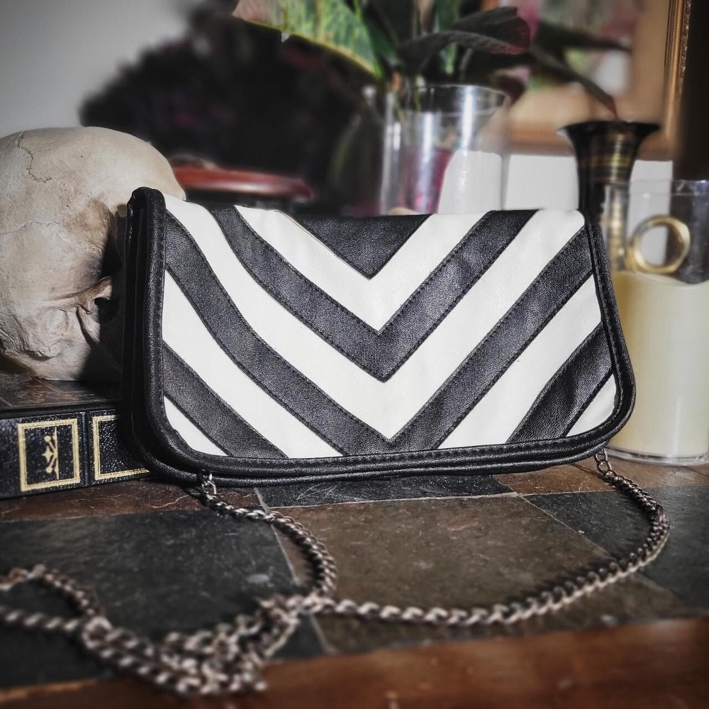 Clutch Bag‎ Black White Vintage Y2K Chevron Striped Crossbody Purse Mod Goth